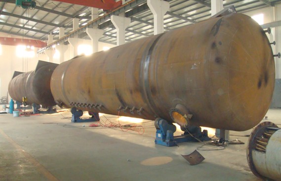 正在施工的两台&Phi;3000*15536氯化氢缓冲槽